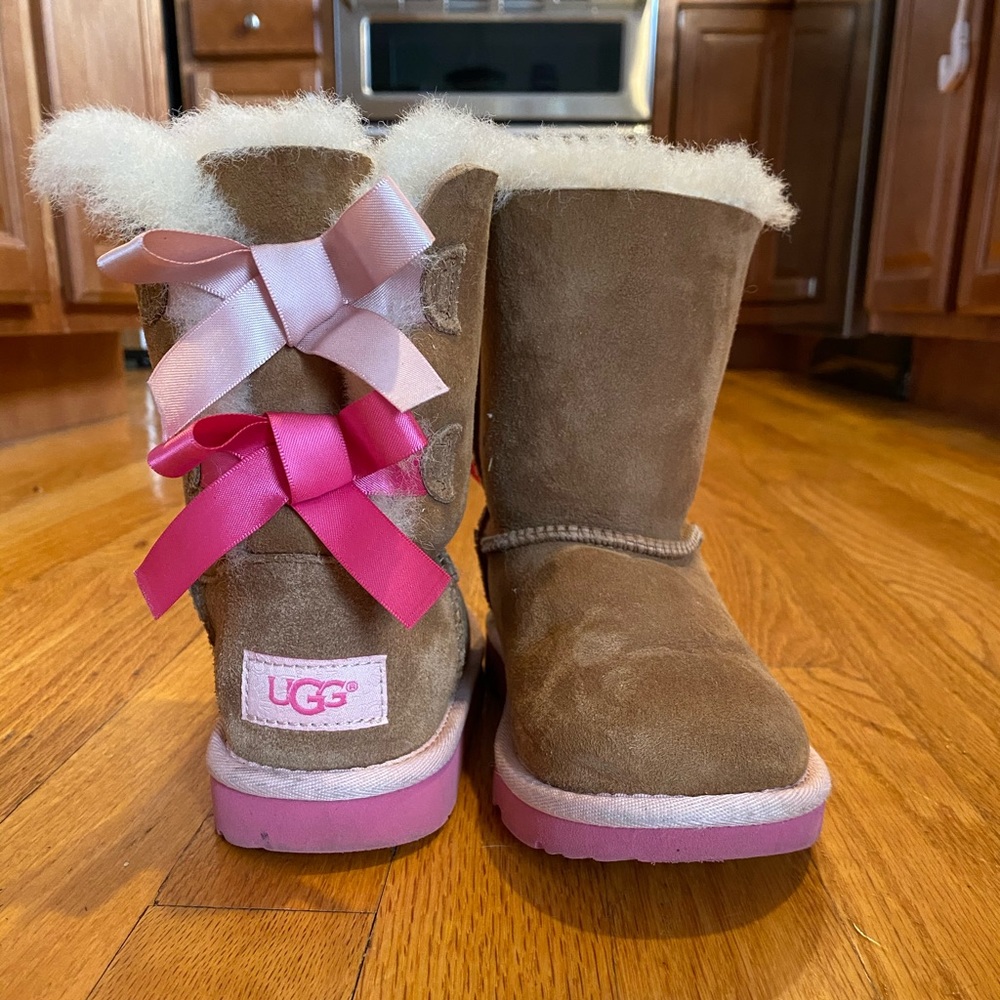 Girls Ugg boots with pink bow